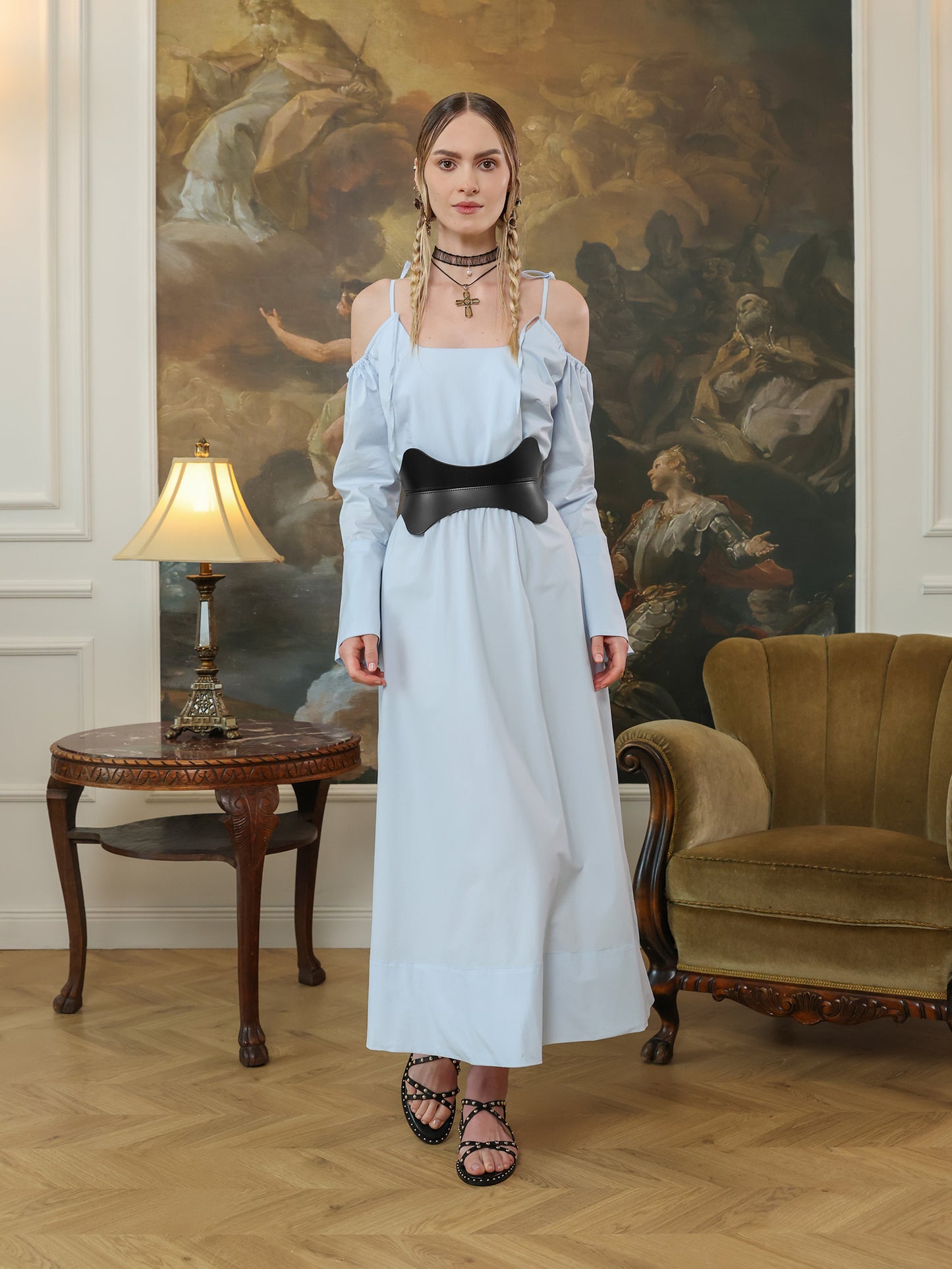 Hourglass waist cincher belt in black leather with double buckle detail at the back.