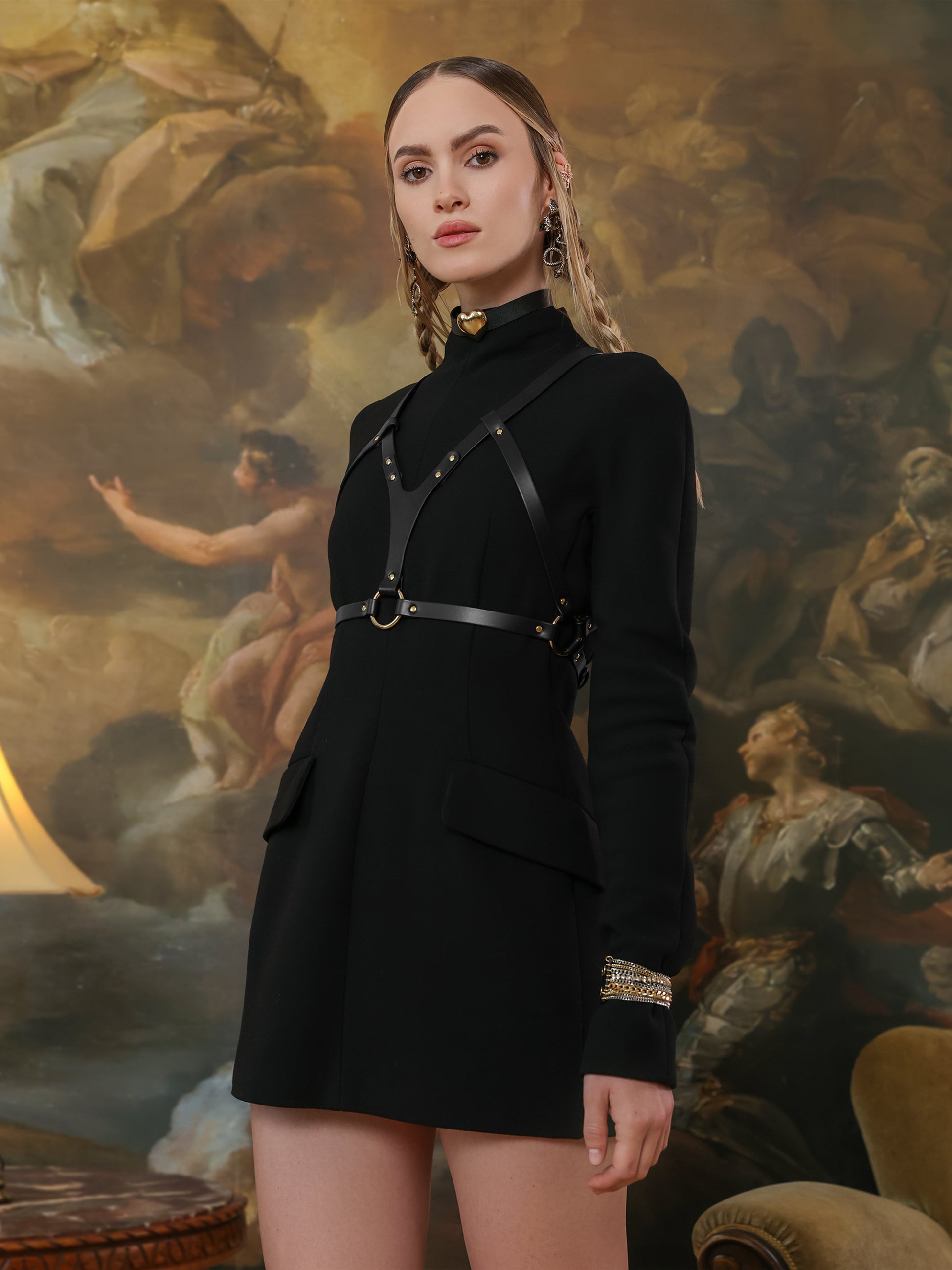 Black chest harness for women in leather – fashion accessory.