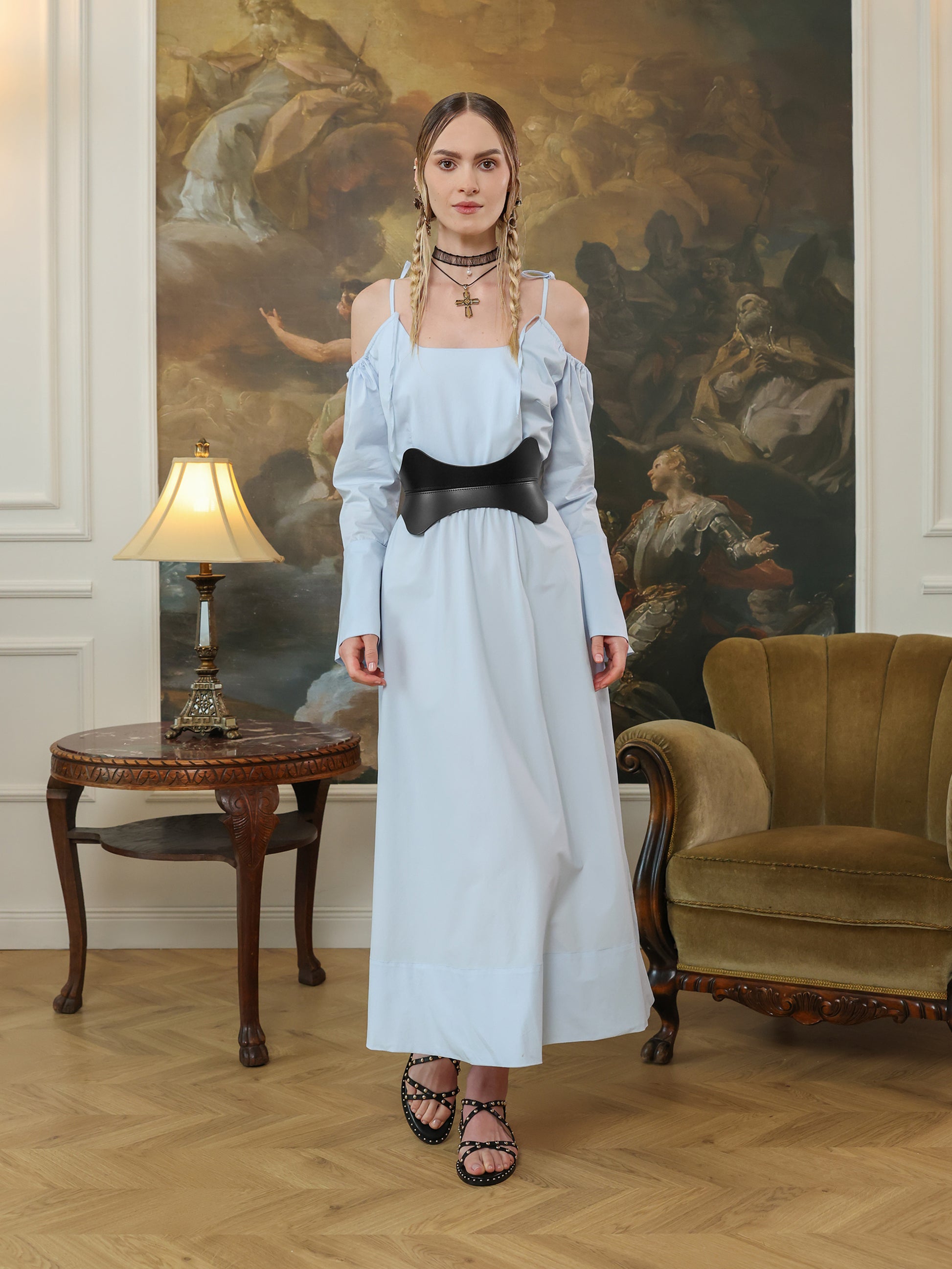 Hourglass waist cincher belt in black leather with double buckle detail at the back.