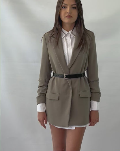 Video presenting the slim leather belt worn over green blazer.