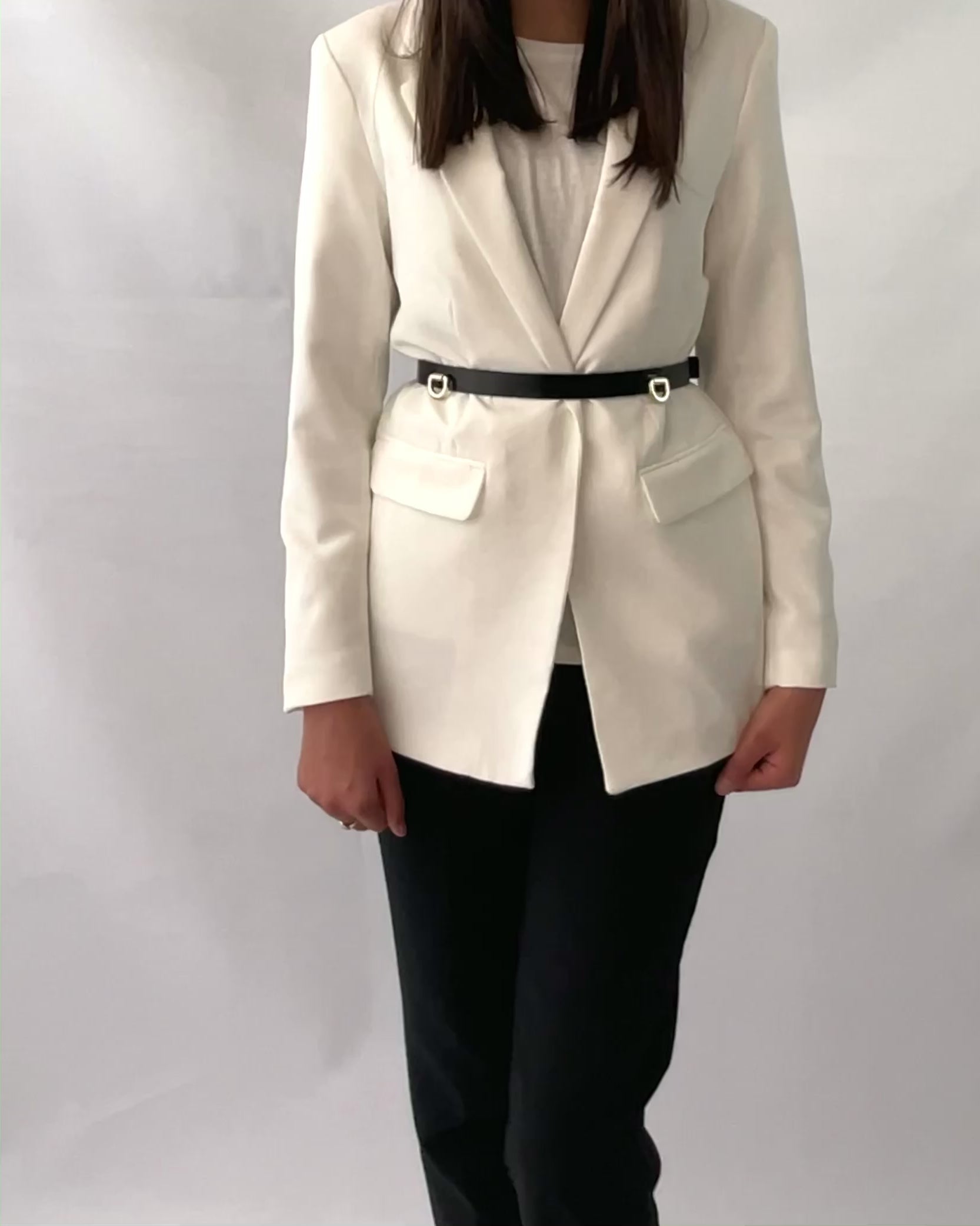 Skinny high waist belt fitted on white blazer.