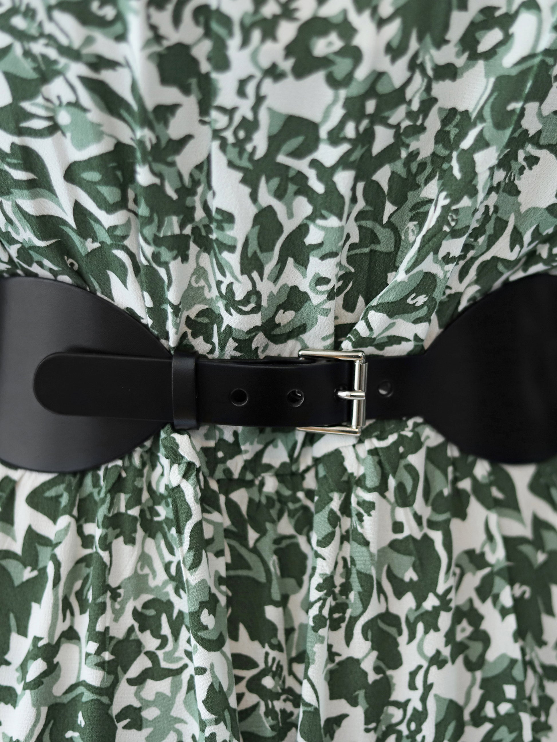 Back view of black scalloped leather belt.