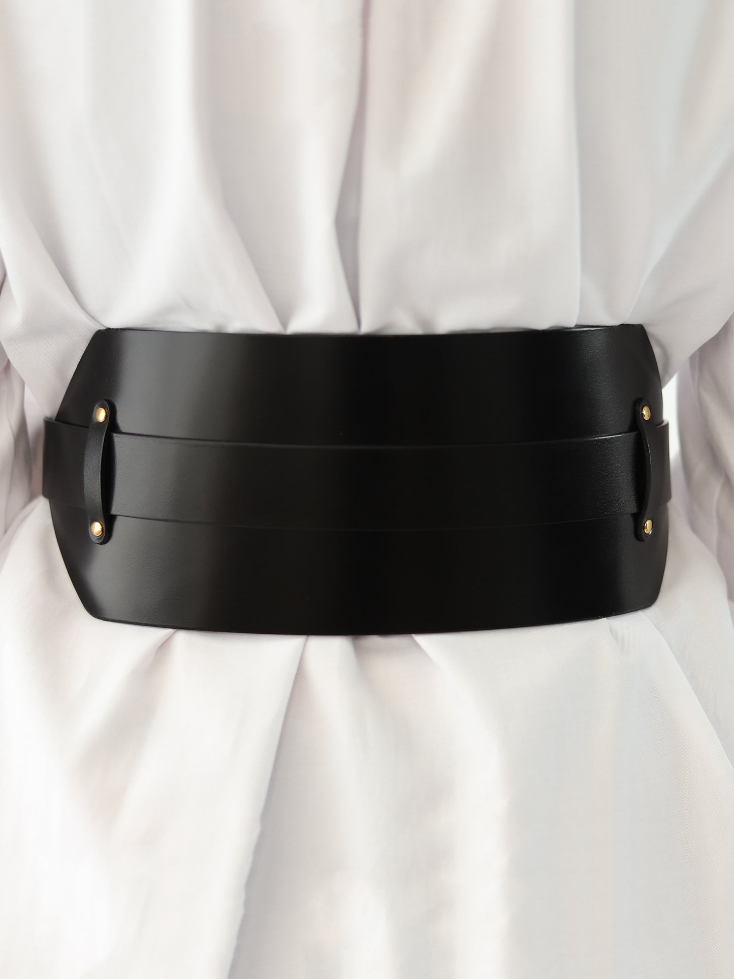 Back view of the wide leather belt.