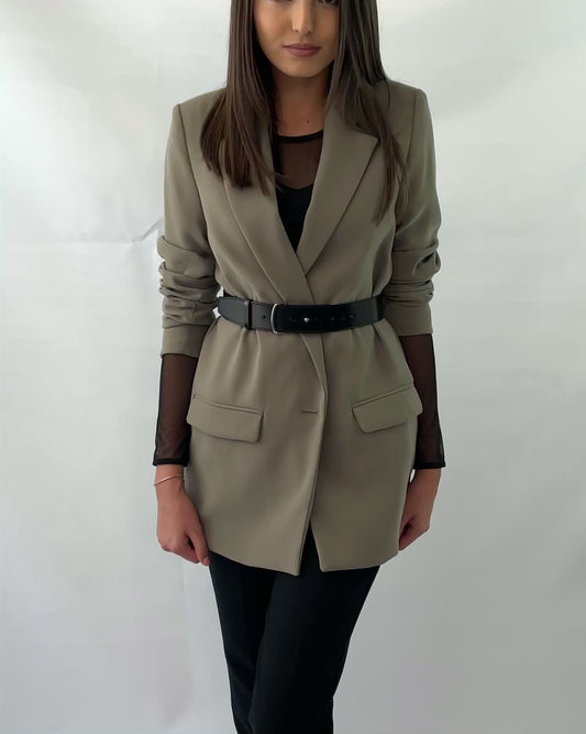 Video presenting the women leather belt worn over blazer.