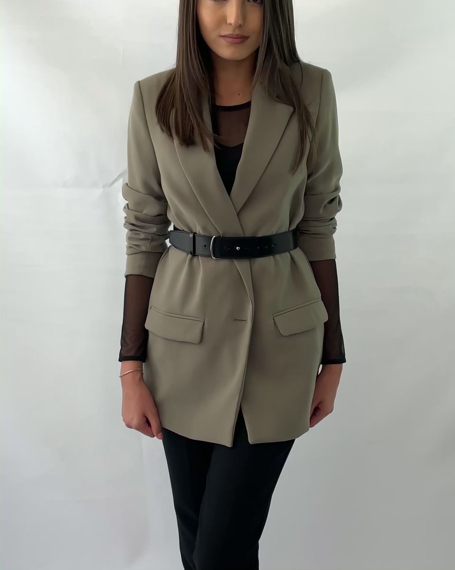 Video presenting the women leather belt worn over blazer.