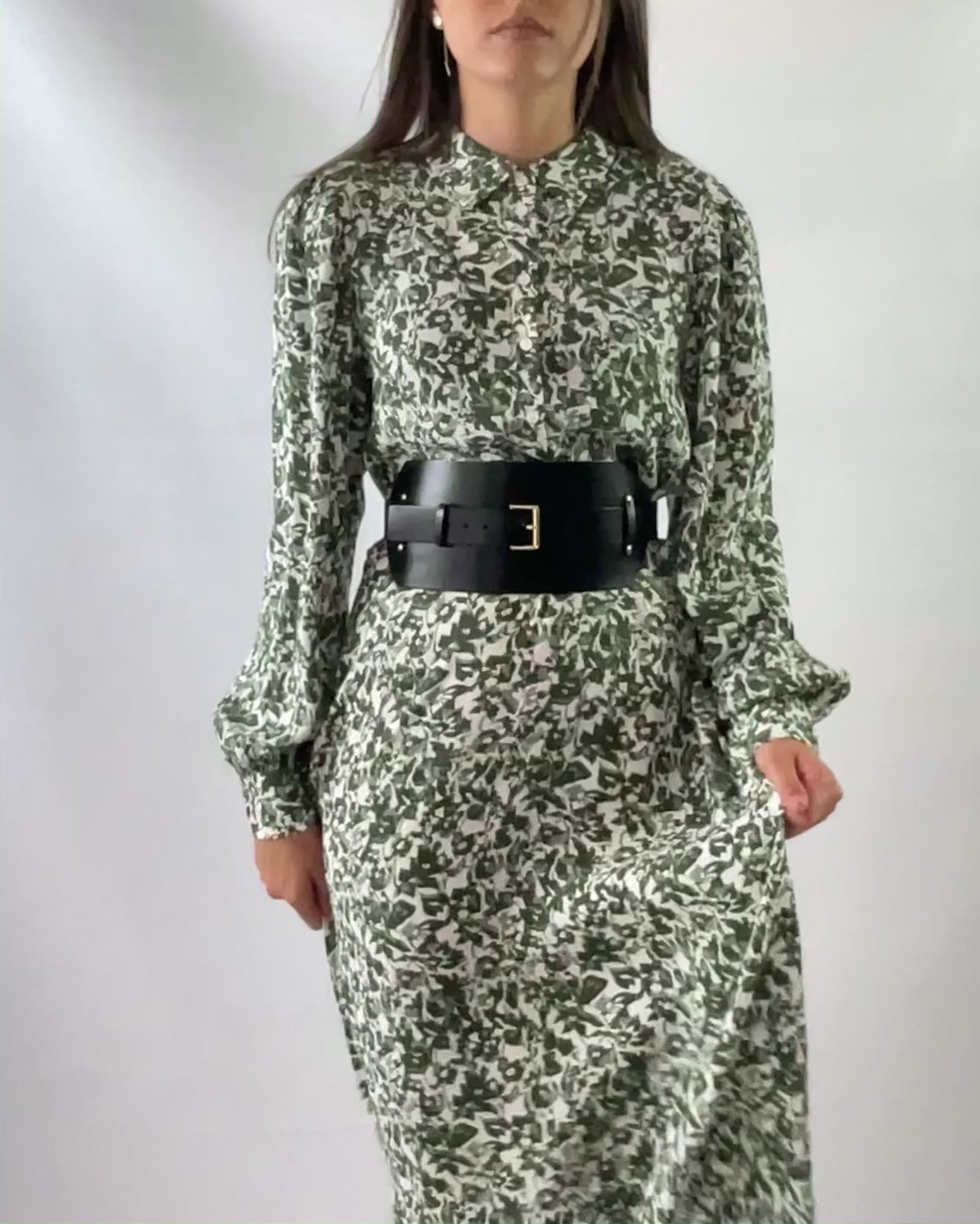 Video presenting the wide leather belt.